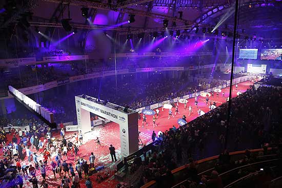 BMW Frankfurt Marathon: Zieleinlauf in der Frankfurter Festhalle. Photo (c): BMW/ Thorsten Indra