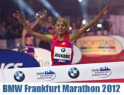 31. BMW Frankfurt Marathon 2012. Melkamu gelingt Marathon-Debüt mit Streckenrekord bei den Frauen - Favoritensieg durch Makau  ©BMW/Annegret Hilse (10/2012) 