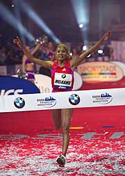 iegerin Meselech MELKAMU (ETH) beim Zieleinlauf in die Frankfurter Festhalle am 28.10.2012 ©BMW/Annegret Hilse (10/2012)